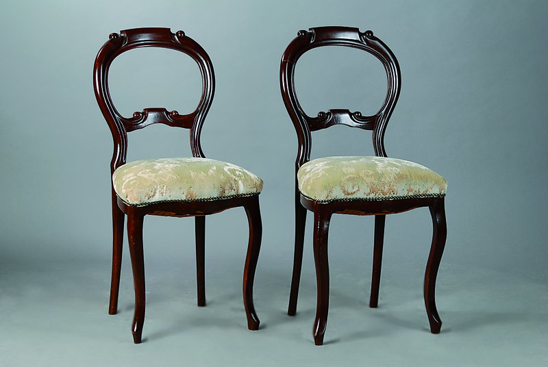 4 Stühle, Louis-Philippe, um 1860, Buche, dunkel gefasst, Beine geschweift, Rücken versprosst, Bezug u. Polsterung alt belassen, Nagelverz., st. ...