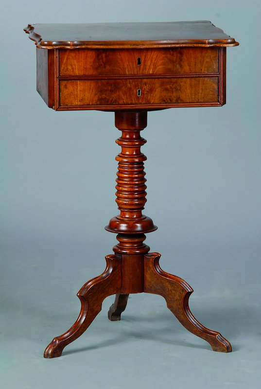 Nähtisch, um 1860, Mahagonifurnier, 2 -schübig, aufklappbar, reiche Inneneinrichtung gedrechselter Fuß, ohne Schlüssel, st. Gebr. -Sp., ca. ...