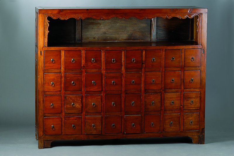 Apothekerschrank, um 1910, Kiefer, 32 Schübe, großes Ablegefach, Zarge geschweift, schwundrissig, st. Gebr.-Sp., ca. 130x154x46 cm