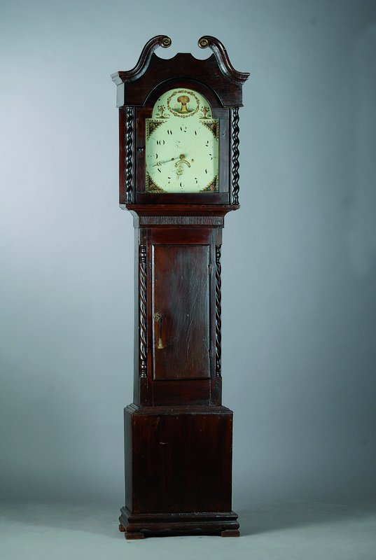 Standuhr, England, um 1800, Eichegehäuse, gedrehte Säulen, Sprenggiebel (mittige kl. Verzierung fehlt), Rückwand mit Spannungsriß, bemaltes ...