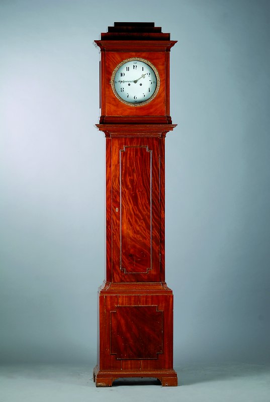 Standuhr, Biedermeier, um 1820/30, Nußbaum/Furnier, Lünette mit Eichelkranz, elegant profiliert, Bekrönung getreppt, seitl. Schallöffnungen ...
