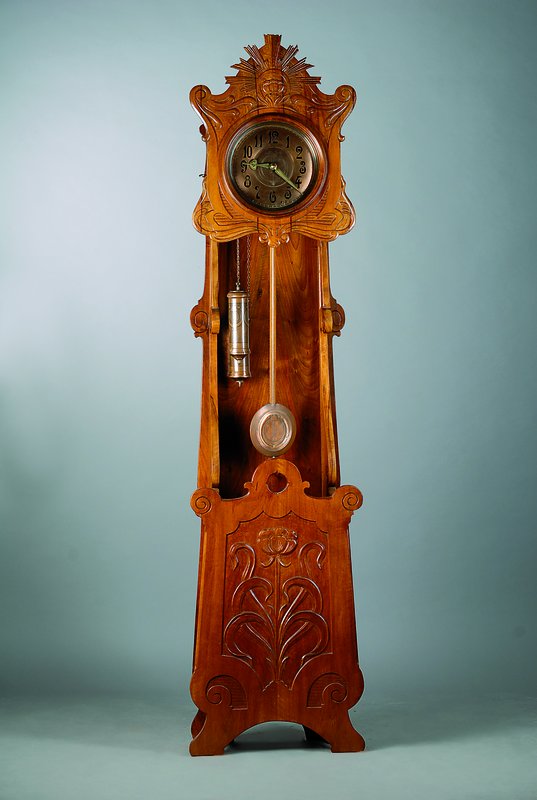 Standuhr, Jugendstil um 1910, geschnitztes und verziertes Holzgehäuse, konisch zulaufend,freier Schwungbereich des Pendels, Kupferzifferblatt, mass. ...