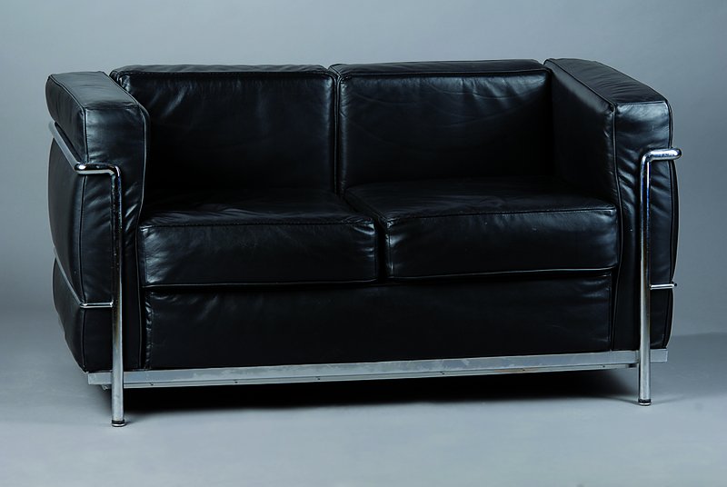 2-Sitzer Sofa, nach dem Vorbild v. Corbusier, um 1928/32, Gestell Eisen verchromt, Kanten paspoliert, schwarzer Lederbezug, st. Gebr.-Sp., ca. ...