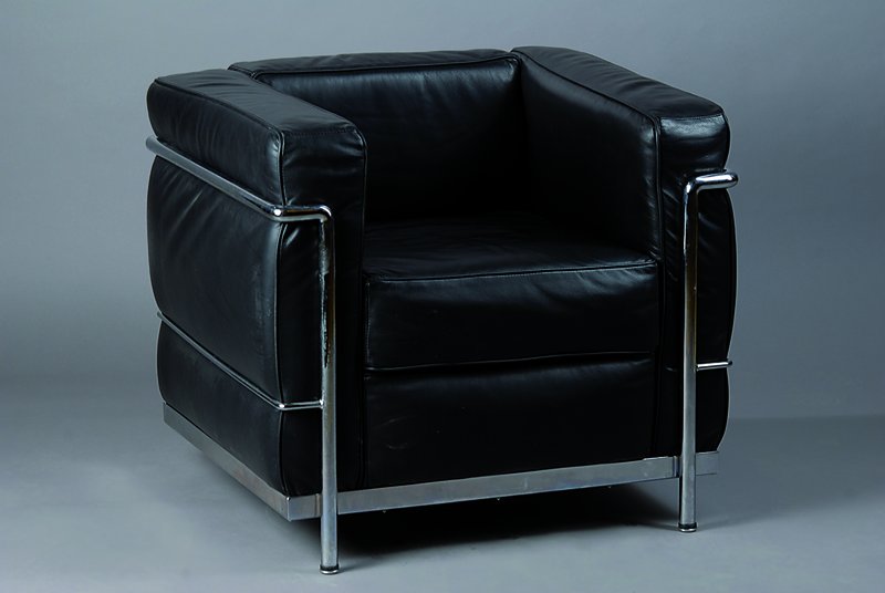 Sessel, nach dem Vorbild v. Corbusier, um 1928/32, Gestell Eisen verchromt, Kanten paspoliert, schwarzer Lederbezug, st. Gebr.-Sp., ca. 67x76x70 cm, ...