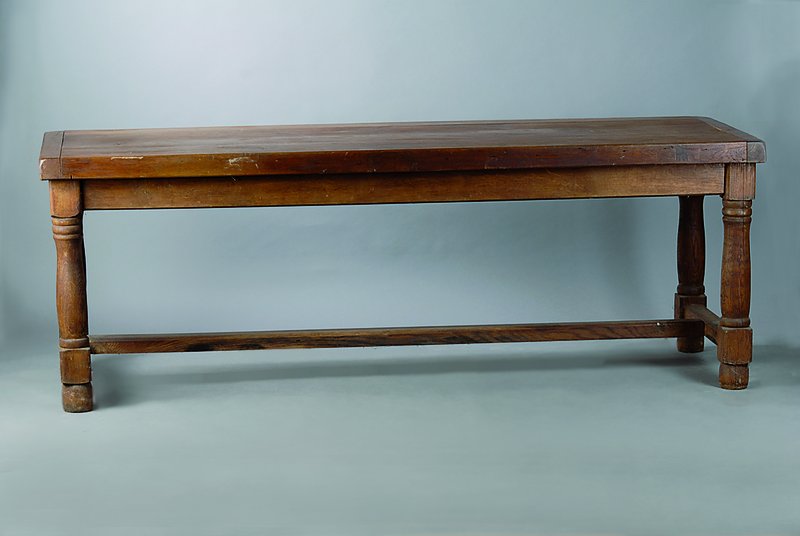 Sog. Refektoriumstisch, nach altem Vorbild, Eiche massiv, Beine leicht gedrechselt, schwundrissig, Alterssch., ca. 77x213x76 cm