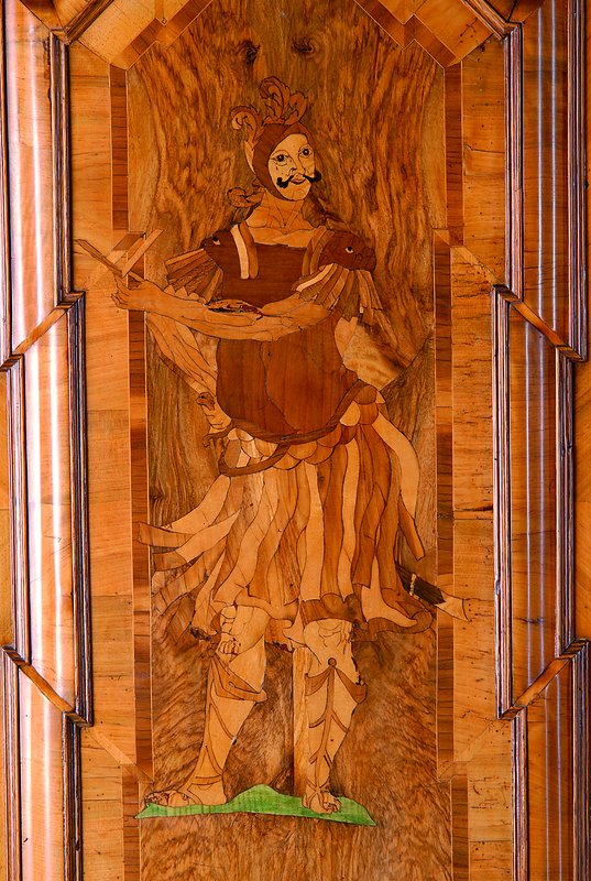 Detail a: Sog. Pilasterschrank, nach Frankfurter Vorbild, wohl mitteldeutsch, um 1700, Weichholz, Wurzelnußfurnier teils quer bzw. im Fischgrätenmuster ...