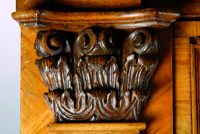 Detail b: Sog. Pilasterschrank, nach Frankfurter Vorbild, wohl mitteldeutsch, um 1700, Weichholz, Wurzelnußfurnier teils quer bzw. im Fischgrätenmuster ...