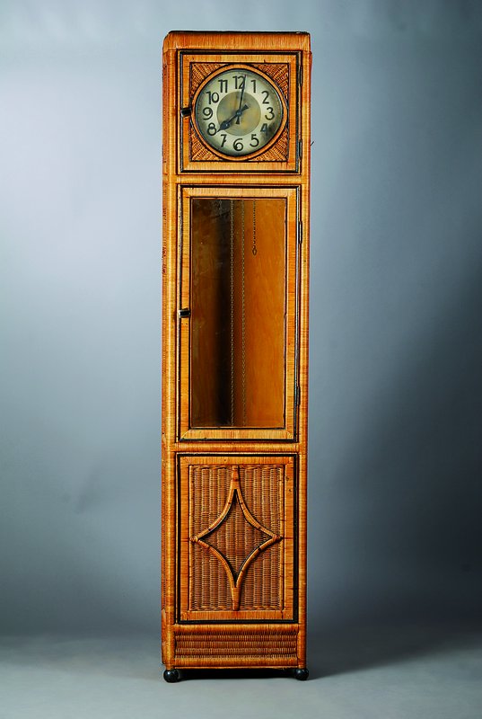 Standuhr, deutsch, um 1915, Gehäuse Korbgeflecht, große Nähe zu Bruno Paul, Werk: Gustav Becker, Werk Nr. 2195466 (um 1926), versilbertes ...