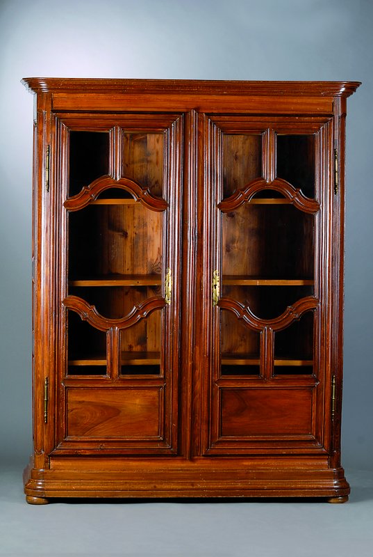 Vitrinenschrank, Elsass-Lothringen, um 1780,Buche massiv, 2-türig, verglast u. versprosst,3 Einlegeböden, abgerundete Ecken, Kopf vielfach ...