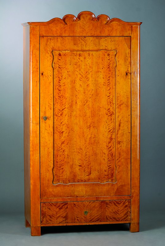 Kleiderschrank, deutsch, um 1860/70, Birkenfurnier, sog. Brezelfüllungen, Kopf l. geschweift, abgerundete Ecken, Fußschublade, Furnier gespiegelt ...