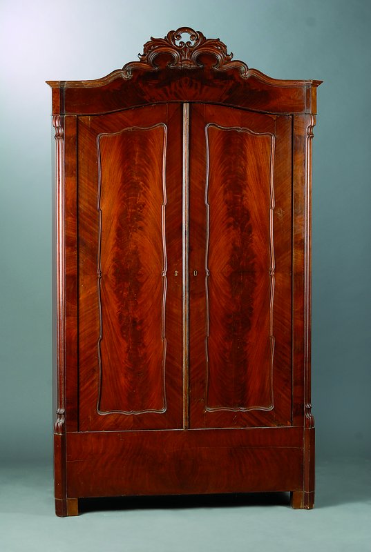 Schrank, Louis-Philippe, um 1860, Mahagonifurnier, Teile ergänzt, Inlets getreppt, Kopf m. Akanthusblattschnitzerei, Lisenen gerieft, st. Gebr.-Sp., ...