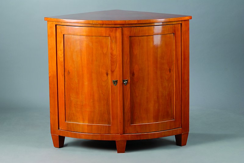 Kleiner Eckschrank, Biedermeierstil, unter Verwendung alter Teile, Kirschbaumfurnier, 2 -türig, st. Gebr.-Sp., ca. 87x95x68 cm