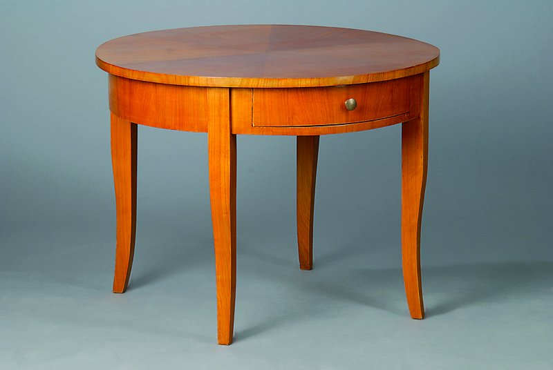 Runder Beistelltisch, Biedermeierstil, unter Verwendung alter Teile, Kirschbaumfurnier, 6 -fach gesp. verlegt, 1-schübig, Beine l. geschweift, ...