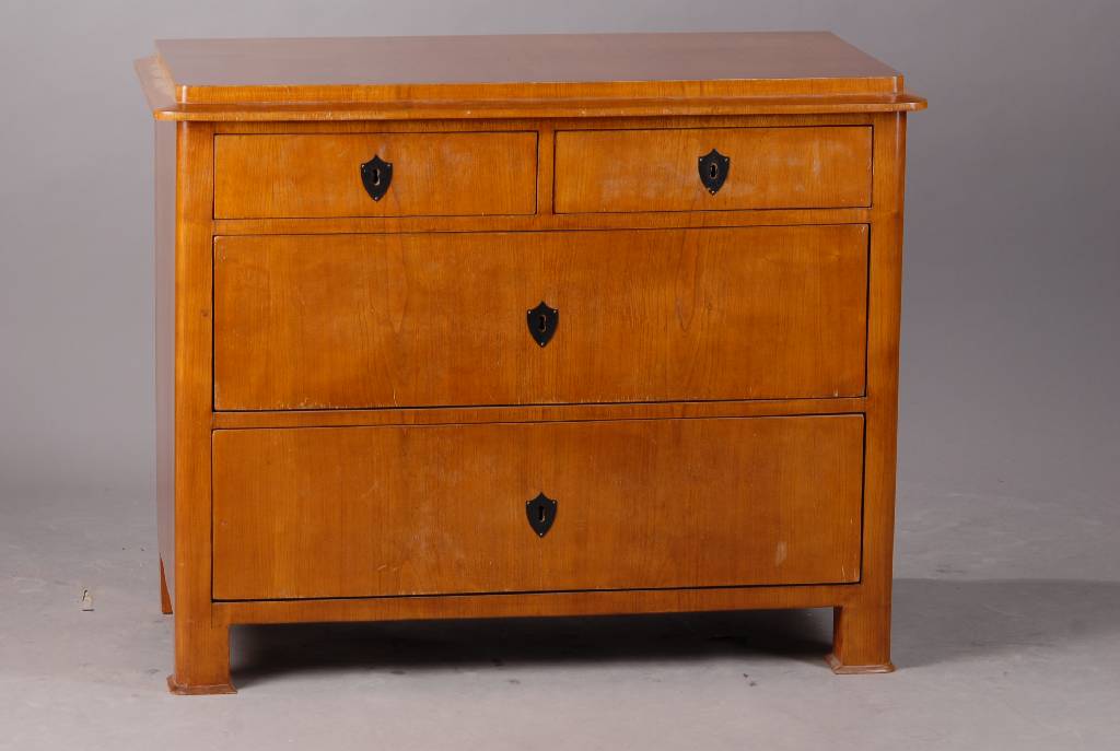 Kommode, Biedermeierstil, unter Verwendung alter Teile, Kirschbaumfurnier, 4-schübig, abgerundete Ecken, l. Furniersch., st. Gebr. -Sp., ohne ...