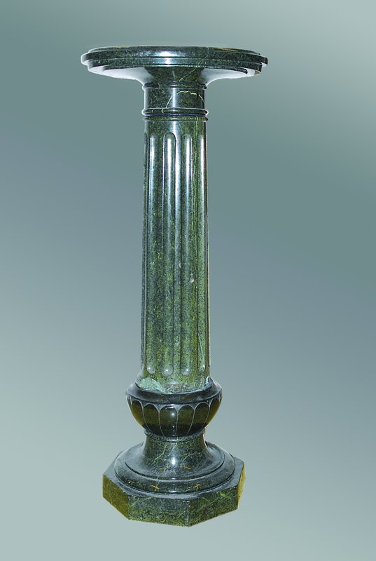 Große Serpentinsäule, deutsch, um 1900, 3-teilig, Sockel best. aus einer Sockelplatte nach oben in Lotusblütenform auslaufend, getreppt, ...