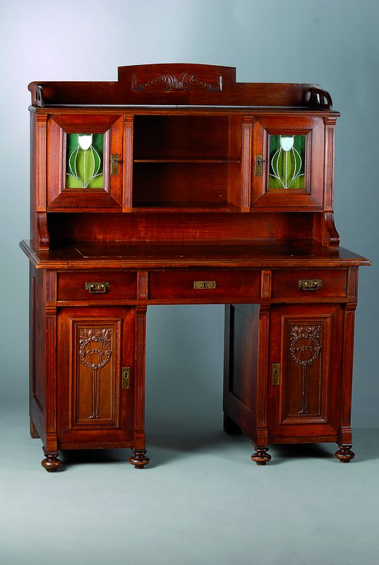 Aufsatzschreibtisch, Jugendstil, um 1910, Nußbaumfurnier, Unterteil 2-türig, 1-schübig, Oberteil 2-türig m. grünem und weißen Gläsern in Form ...