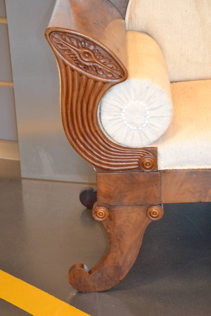 Detail a: Biedermeiersofa, norddeutsch, um 1825, Mahagonifurnier, vielfach gesp. verlegt, Polsterung intakt, Bezug zu erneuern, Wangen m. reich geschnitzten ...