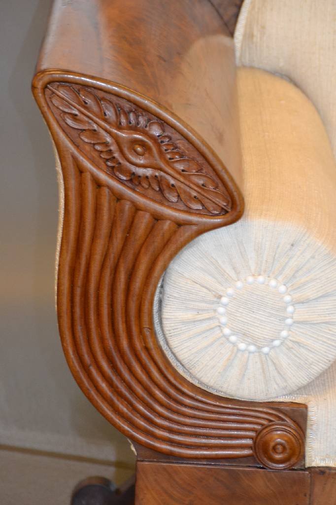 Detail b: Biedermeiersofa, norddeutsch, um 1825, Mahagonifurnier, vielfach gesp. verlegt, Polsterung intakt, Bezug zu erneuern, Wangen m. reich geschnitzten ...