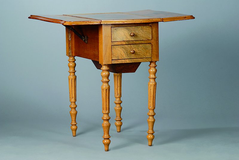 Beistelltisch, um 1880, Nußbaum/Wurzelnußfurnier, 2-schübig, 1 Klappe, beidseitig abklappbar, st. Gebr.-Sp., ca. 68x55x37(77) cm