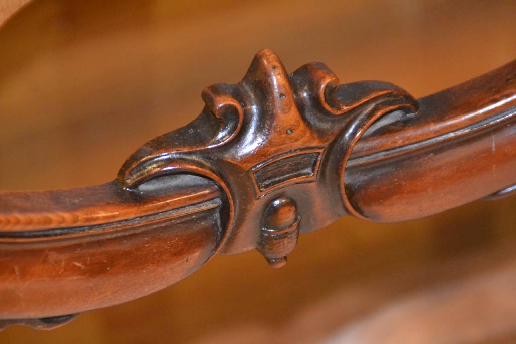 Detail a: 4 Stühle, viktorianisch, um 1860/70, sog. Ballonrückenstühle, Mahagoni, sehr feine Schnitzerei, feste Verleimung, st. Gebr.-Sp., ca. 90x48x44 cm, ...