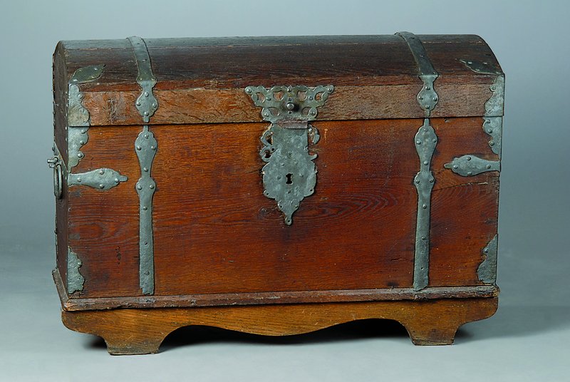 Buckeltruhe, um 1750, Eiche massiv, reich verzierte Eisenbeschläge, Schlüssel gebrochen, Alterssch., Schloß defekt, ca. 73x102x53 cm