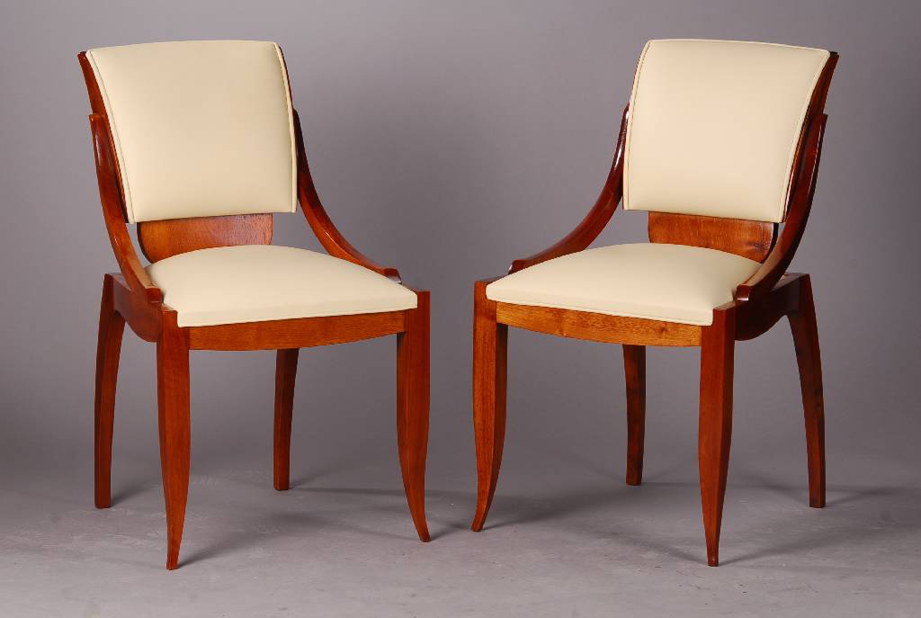 8 Stühle, Art-Deco, um 1920, reines Art-Deco im Pariser Stil, Nußbaum, ausgewogen und elegant in der Form, hochwertige Verarbeitung,Lederbezüge in ...