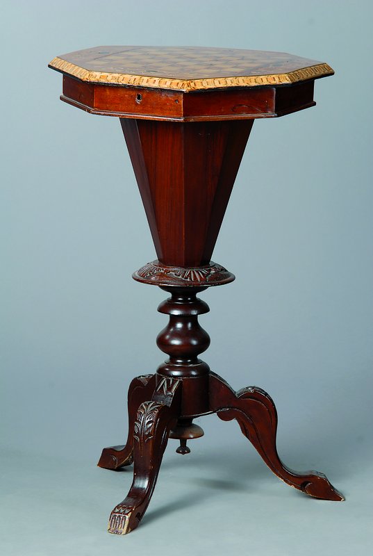 Spieltisch, England, um 1890/1900, Nußbaum, 8-eckig, ausgeprägte Marketerie, in Ahorn, Rosenholz und Ebenholz, aufklappbar, reiche ...