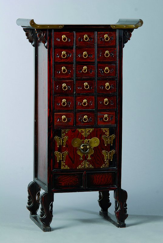Koreanisches Apothekerschränkchen, 20. Jh., 18 kl. Schubladen, 1 gr. Doppeltürfach, reich verzierte Messingbeschläge, Gebr. Sp., ca. 78x43x27 cm