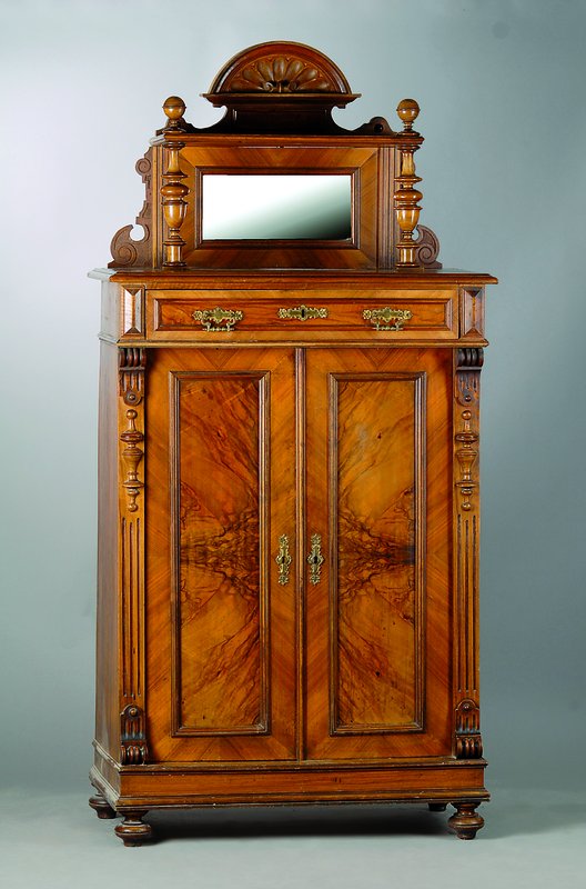 Vertiko, deutsch, um 1880, Gründerzeit, Nußbaum/Wurzelnußfurnier, 2-türig, 1-schübig, reiche Balusterverz., reich verzierte Beschläge, Lisenen ...