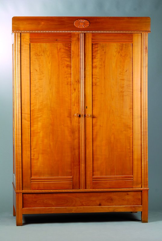 Schrank, Jugendstil, um 1910, Kirschbaum, 2-türig, sparsame Schnitzereien, Tür l. verzogen, Beschlag fehlt, Gebr.-Sp., ca. 203x135x61 cm