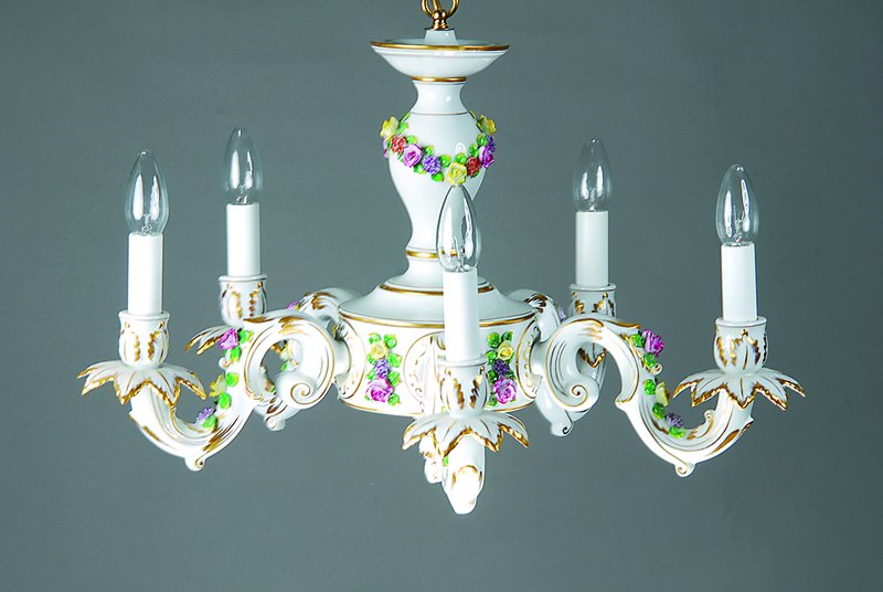 Deckenlampe, Thüringen, 60/70er Jahre, Porzellan, applizierter Blümchendekor, polychrom bemalt, H. 37 cm, plus Kette und Deckenabschluss, D. 59 cm