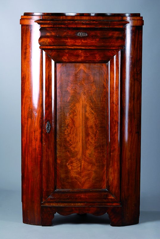 Eckschrank, deutsch, um 1830/40, Mahagonifurnier, gesp. verlegt, 1-türig, Zargegeschweift, abgerundete Ecken, l. Furniersch.,st. Gebr.-Sp., ca. ...