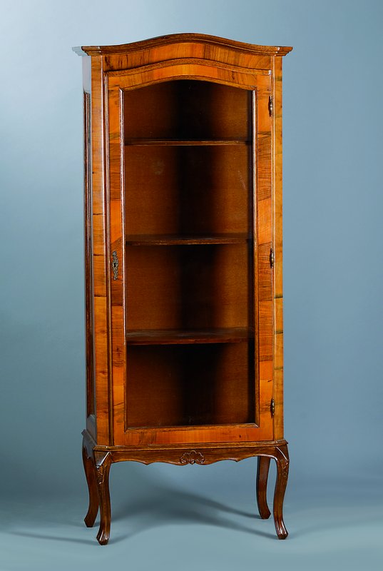 Vitrine, Barockstil, 2. Hälfte 20. Jh., 1-türig verglast, leicht verzogen, st. Gebr. -Sp., ca. 167x69x36 cm