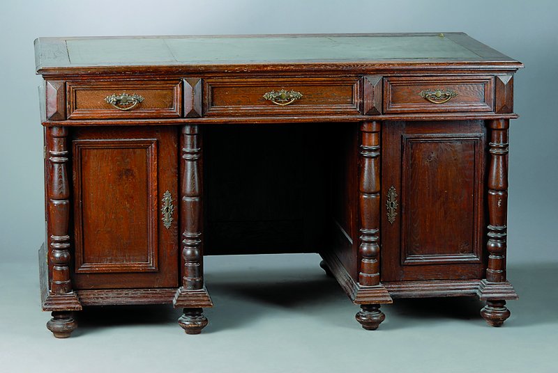 Schreibtisch, deutsch, um 1900, Eiche, 2-türig, 3-schübig, gedrechselte Halbsäulen, Alterssch., Furniersch., ca. 80x140x79 cm