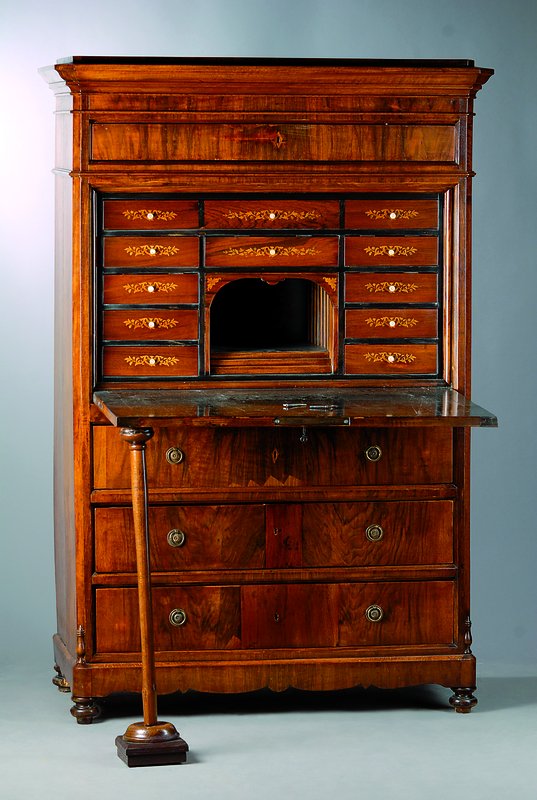 Standsekretär, deutsch, um 1860/70, Nußbaumfurnier, 3-schübig, Klappe, reiche Inneneinrichtung, diese reich floral intarsiert, Kopfschublade, ...