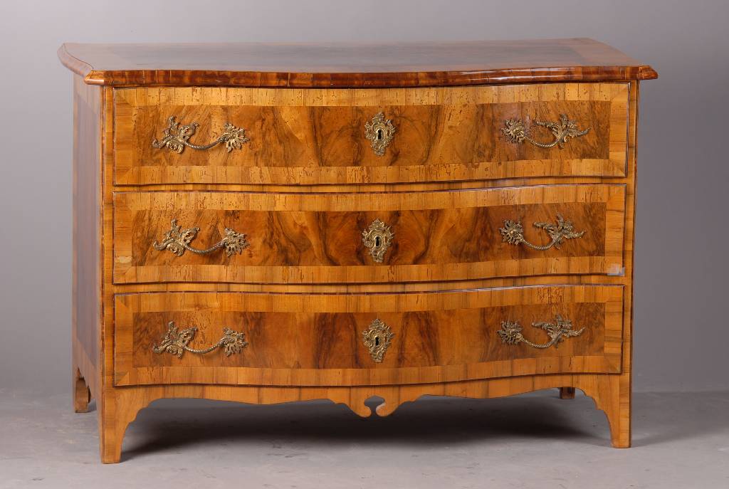 Kommode, mitteldeutsch, um 1750, Nußbaum/Wurzelnußfurnier, Front geschweift, 3 -schübig, reich verzierte Bronzebeschläge, Reste alten ...