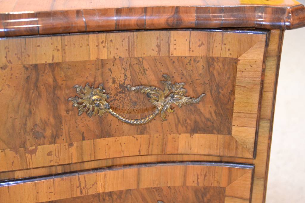 Detail b: Kommode, mitteldeutsch, um 1750, Nußbaum/Wurzelnußfurnier, Front geschweift, 3 -schübig, reich verzierte Bronzebeschläge, Reste alten ...