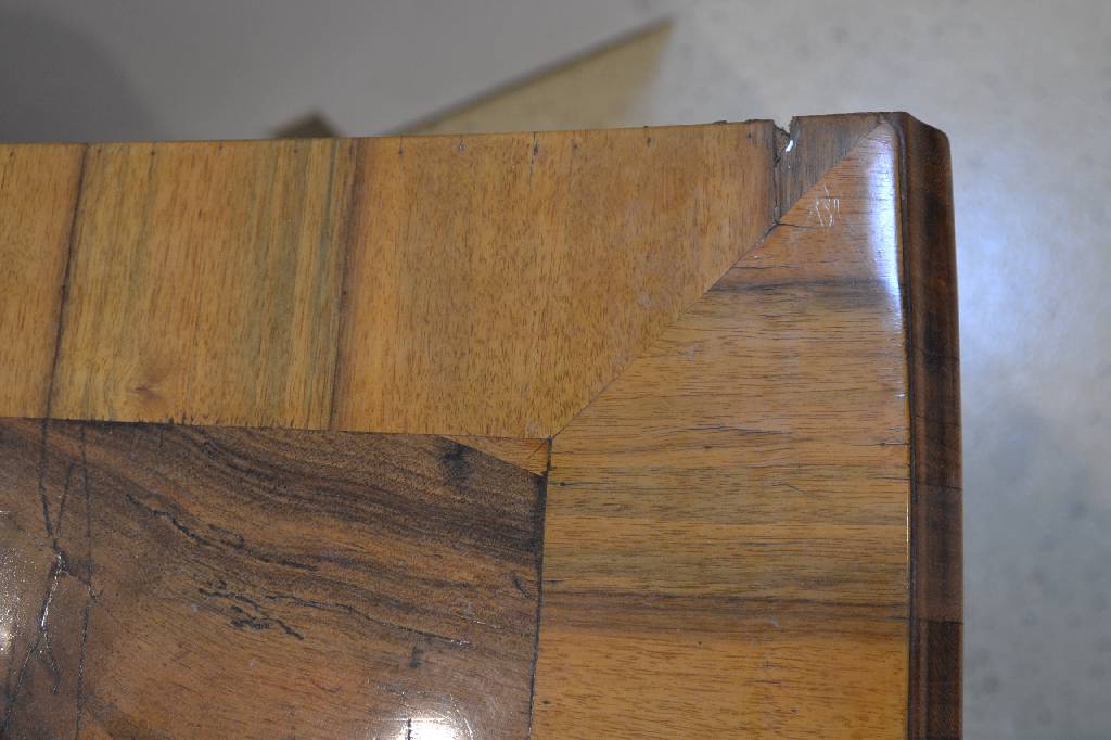 Detail f: Kommode, mitteldeutsch, um 1750, Nußbaum/Wurzelnußfurnier, Front geschweift, 3 -schübig, reich verzierte Bronzebeschläge, Reste alten ...