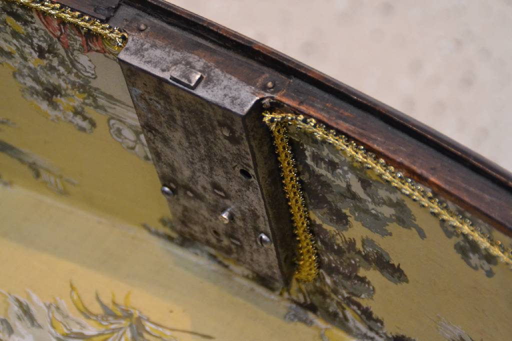 Detail g: Kommode, mitteldeutsch, um 1750, Nußbaum/Wurzelnußfurnier, Front geschweift, 3 -schübig, reich verzierte Bronzebeschläge, Reste alten ...