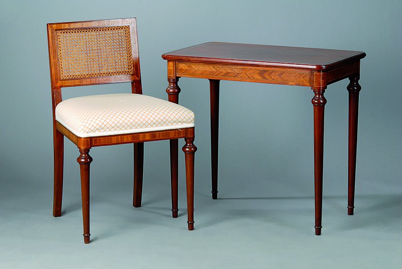 Kleiner Tisch und 2 Stühle, viktorianisch, nach dem Vorbild v. 1860, Mahagoni, Rosen- u. Satinholz, Tisch ca. 66x70x44 cm, Stühle ca. 78x47x45 cm, ...