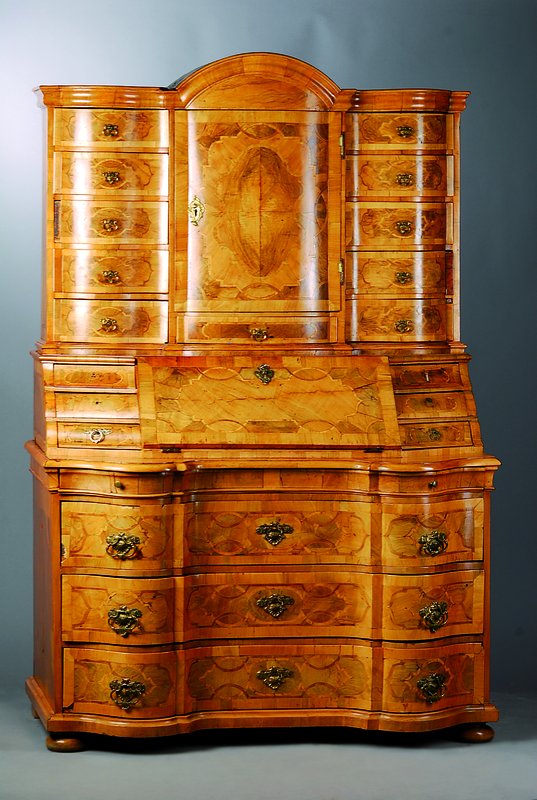 Tabernakelsekretär, á trois corps, süddeutsch,um 1730/40, starker Einfluss v. Neuwied, Nußbaum/Wurzelnußfurnier, reiche Band- und ...