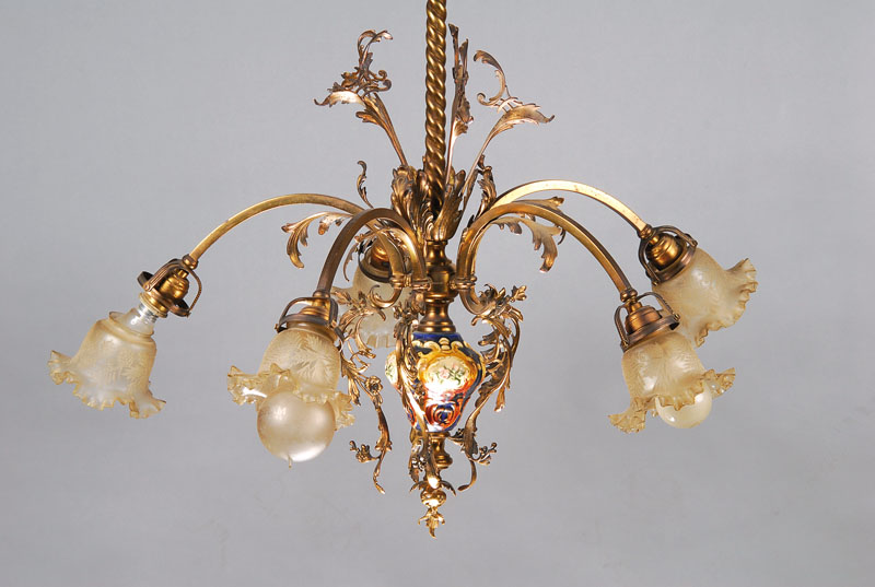Deckenlampe, um 1890, Messing und grüne Majolika im Jugendstil, 5 Brennstellen, Glastulpenschirme um 1910, Elektrifizierung nicht geprüft, reich ...