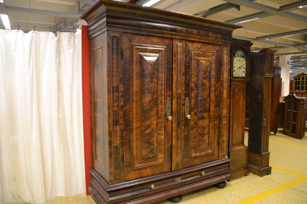 Detail a: Frankfurter Schrank, sog. Wellenschrank, um 1730, Wurzelnußfurnier quer verlegt, teils gesp., Lackoberfläche zu überholen, ...