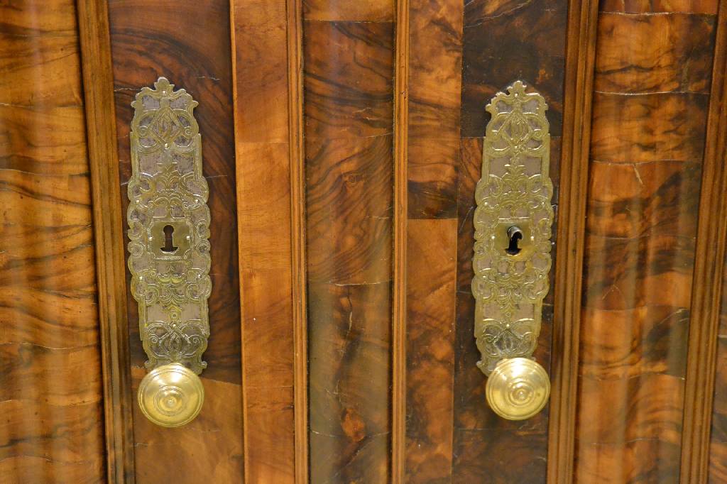 Detail b: Frankfurter Schrank, sog. Wellenschrank, um 1730, Wurzelnußfurnier quer verlegt, teils gesp., Lackoberfläche zu überholen, ...