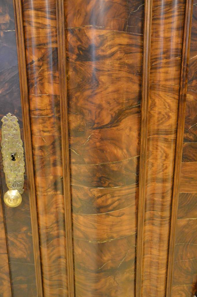 Detail c: Frankfurter Schrank, sog. Wellenschrank, um 1730, Wurzelnußfurnier quer verlegt, teils gesp., Lackoberfläche zu überholen, ...