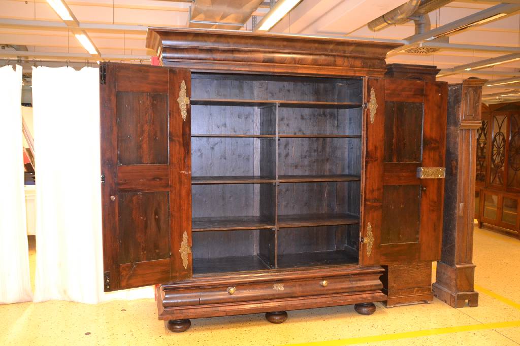 Detail d: Frankfurter Schrank, sog. Wellenschrank, um 1730, Wurzelnußfurnier quer verlegt, teils gesp., Lackoberfläche zu überholen, ...