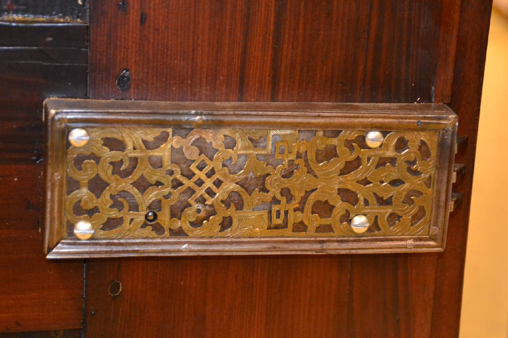 Detail e: Frankfurter Schrank, sog. Wellenschrank, um 1730, Wurzelnußfurnier quer verlegt, teils gesp., Lackoberfläche zu überholen, ...