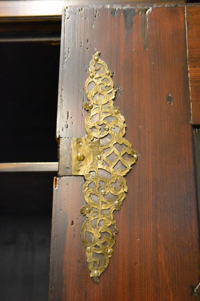 Detail f: Frankfurter Schrank, sog. Wellenschrank, um 1730, Wurzelnußfurnier quer verlegt, teils gesp., Lackoberfläche zu überholen, ...