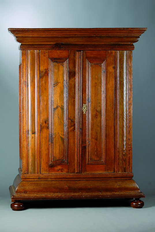 Halbwellenschrank, Hessen, um 1770/80, Fichte, orig. Kastenschloss, reiche Inneneinrichtung, 2-türig, Kopf vielfach getreppt, verzierter Beschlag ...