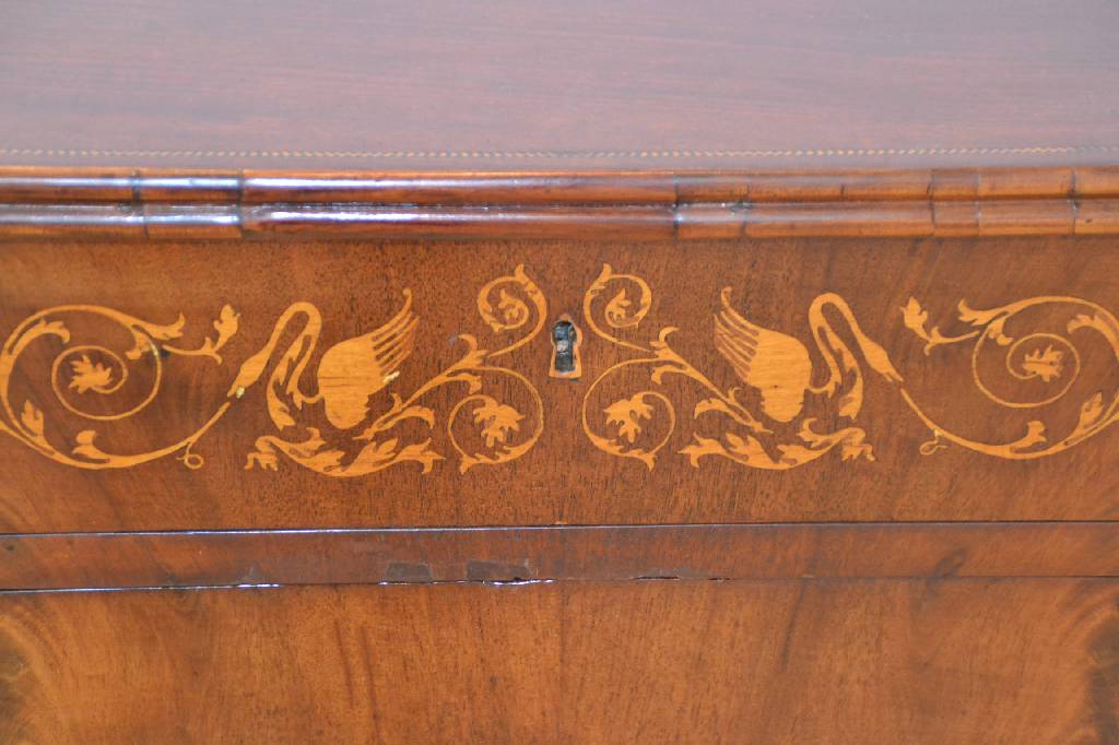 Detail a: Kommode, badisch, um 1830, Pyramidenmahagonifurnier gesp. verlegt, oberste Schublade m. feiner floraler Marketerie, 4-schübig, abgerundete Ecken, ...